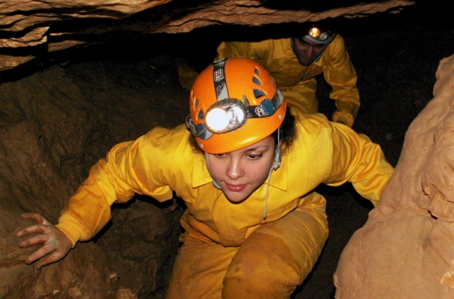 con las linternas encendidas dentro de la gruta